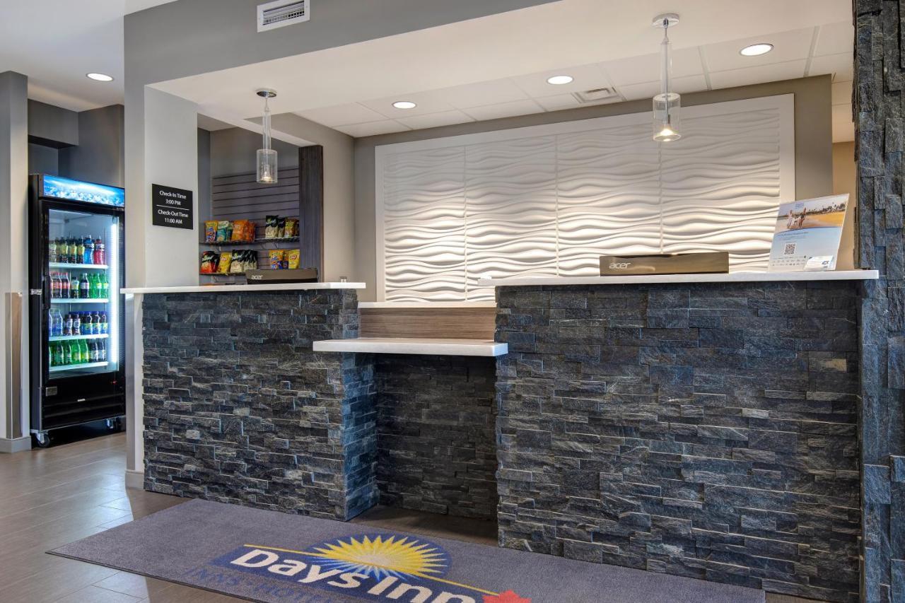 Days Inn & Suites By Wyndham Warman Экстерьер фото